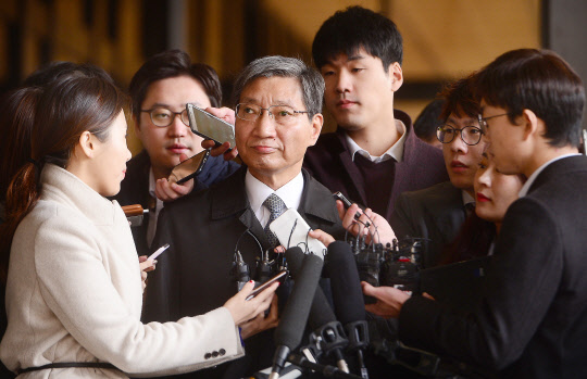 답변 없는 장충기 미래전략실 사장       (서울=연합뉴스) 이상학 기자 = 장충기 삼성 미래전략실 차장(사장)이 18일 오전 서울 서초구 서울중앙지검에 들어서며 취재진의 질문을 듣고 있다. 검찰은 참고인 신분으로 출석하는 장 사장을 상대로 최씨와 딸 정유라씨에게 말 구입 등 명목으로 35억여원을 특혜 지원하게 된 경위와 대가성 여부, 그룹 수뇌부의 역할 등을 확인할 방침이다. 2016.11.18      leesh@yna.co.kr  (끝)